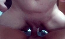 Empurrou com tudo na buceta da coroa e gozou igual um cavalo garanhão