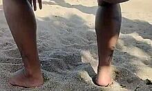 Gorąca żona pokazuje się na publicznej plaży ssąc męża i biorąc facial