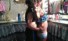 שכנה זונה מפתה אותי בזמן שטיפת כלים, מלקקת לי את התחת