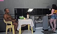 Transei com marido da minha amiga enquanto ela foi compra leite