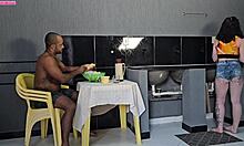 Transei com marido da minha amiga enquanto ela foi compra leite