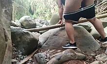 Gledaj alexachris20 kako dobija analno jebanje u reci i šumi