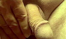 Opa onthult slappe lul in close-up amateur moment.