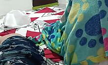 Me masturbo mientras mi mujer se hace las uñas 😏