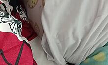 Me masturbo mientras mi mujer se hace las uñas 😏