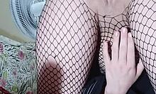 gostosa toys her ass after masturbating.