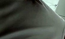 Me masturbo mientras mi mujer se hace las uñas 😏