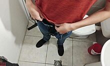 Стварно ми се свиђа овај угао камере који чини да мој измаштрбиран курчић изгледа тако добро у купатилу