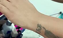 Me masturbo mientras mi mujer se hace las uñas 😏