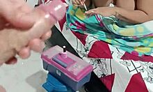 Me masturbo mientras mi mujer se hace las uñas 😏