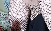 gostosa toys her ass after masturbating.