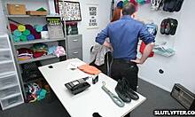 ضابط يفشخ وش المشتبهة 18+ 