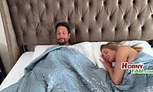 Isäpuolen salainen suunnitelma teinien seksissä VR-unelmakokemuksessa