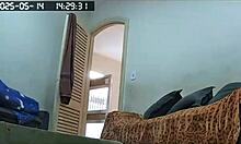 camera escondida flagra empregada arrumando casa pelada com sua grande buceta