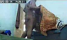 camera escondida flagra empregada arrumando casa pelada com sua grande buceta