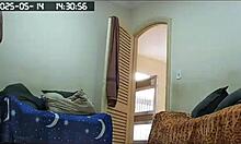 camera escondida flagra empregada arrumando casa pelada com sua grande buceta