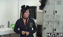 Busty Ázijka Gaia rozbitá pred správcovým facialom