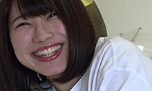 젊은 일본 아마추어와 성숙한 파트너의 로맨틱 일대일