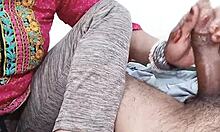 무슬림 미스트리스가 하인에게 더티토크 핸드잡 마사지로 지배 힌디어로