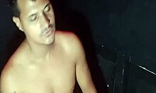 casada na cabine de glory hole com dois caras dotados, o que você acha?