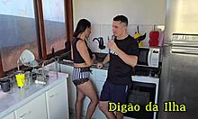 Macetei a empregada na cozinha escondido da minha esposa.