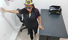 Latinská milf vkládá análový zátku vzrušeně