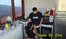 Macetei a empregada na cozinha escondido da minha esposa.