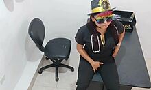 Latinská milf vkládá análový zátku vzrušeně