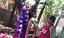 Ruiva peituda dando buceta e levando gozada na boca sex toy