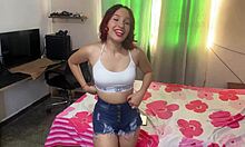 padrastro invade el cuarto de su hijastra para ver su culo cuando esta practicando twerking