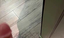 Padrastro Pervertido Y Cochino Descubre A Su Hijastra Urgandose El Culo Despues De Clases Y Se Hace Una Chaqueta A Sus Espaldas