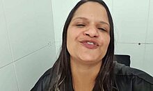 Safada manda videos por whatsapp. Contraste entre inocente e safada.