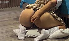 Padrastro Pervertido Y Cochino Descubre A Su Hijastra Urgandose El Culo Despues De Clases Y Se Hace Una Chaqueta A Sus Espaldas