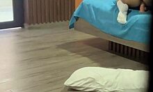 Padrastro Pervertido Y Cochino Descubre A Su Hijastra Urgandose El Culo Despues De Clases Y Se Hace Una Chaqueta A Sus Espaldas