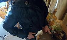 Milfycalla dækker sin sorte dunjakke med sæd. Og hendes læderleggings.