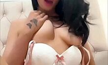 Hey, this slutty American student fingers herself live