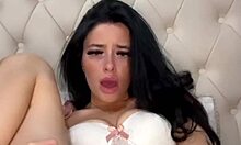 Hey, this slutty American student fingers herself live