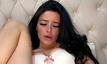 Hey, this slutty American student fingers herself live