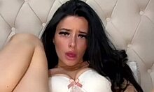 Hey, this slutty American student fingers herself live