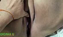 aluno vai na casa de sua professora, fode com ela, goza na cara dela, ela tem um grande squirt enquanto deitada no quarto