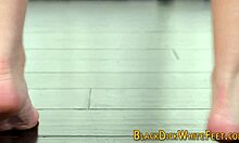 Блондинка-подросток чувствует сперму капающую с ног после футджоба