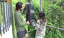 vecina practicaba boxeo y me noquea, me consuela chupandome la verga y montandola pov