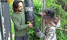 vecina practicaba boxeo y me noquea, me consuela chupandome la verga y montandola pov