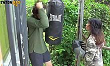 vecina practicaba boxeo y me noquea, me consuela chupandome la verga y montandola pov