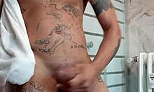 se pedi um banho, pedi uma punheta, moaning solo in the shower