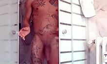 se pedi um banho, pedi uma punheta, moaning solo in the shower