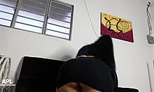 La puta de mi madrastra siempre sabe como ponerme cachondo