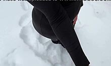 petite salope taille une pipe baveuse et prend une grosse dose de sperme sur le visage