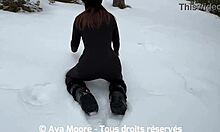 petite salope taille une pipe baveuse et prend une grosse dose de sperme sur le visage