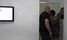 La Puta Llama A Un Amante Para Que La Recoja Hasta Que Venga El Marido